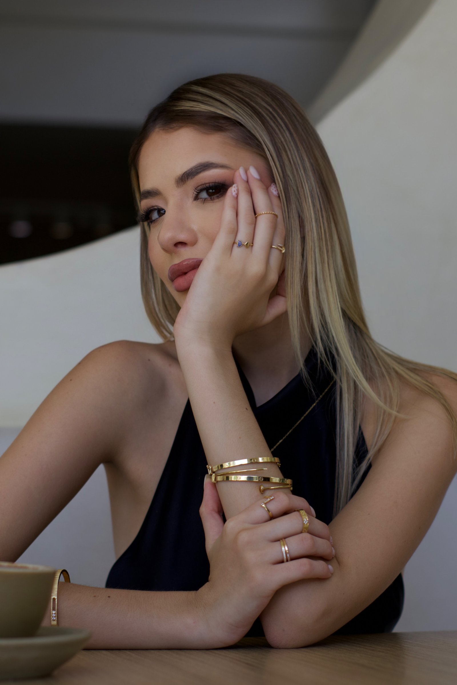 Modelo con joyería