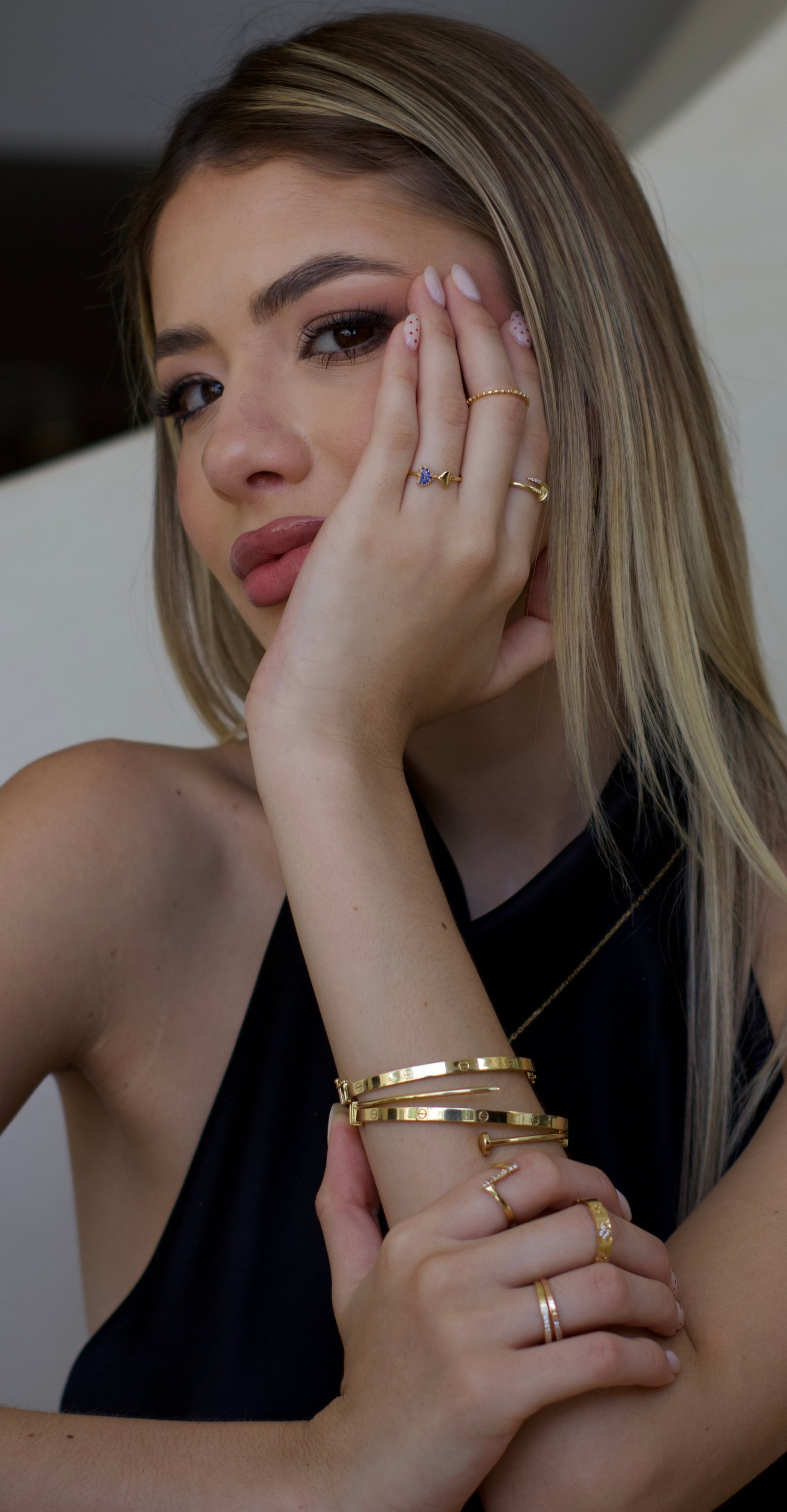 Modelo con joyería